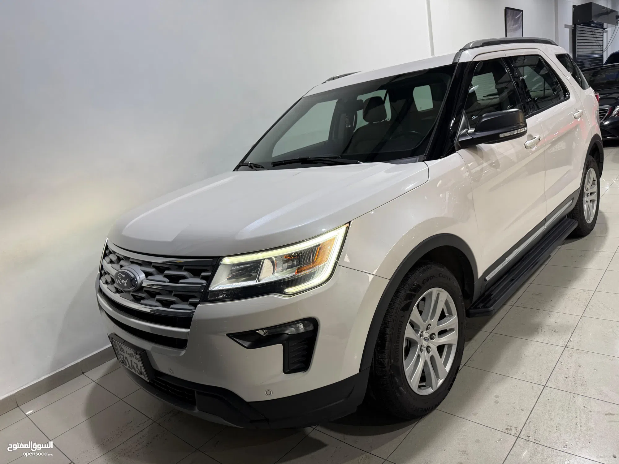 فورد اكسبلورر 2019 XLT أبيض بحالة جيدة – 7 ركاب - image 1