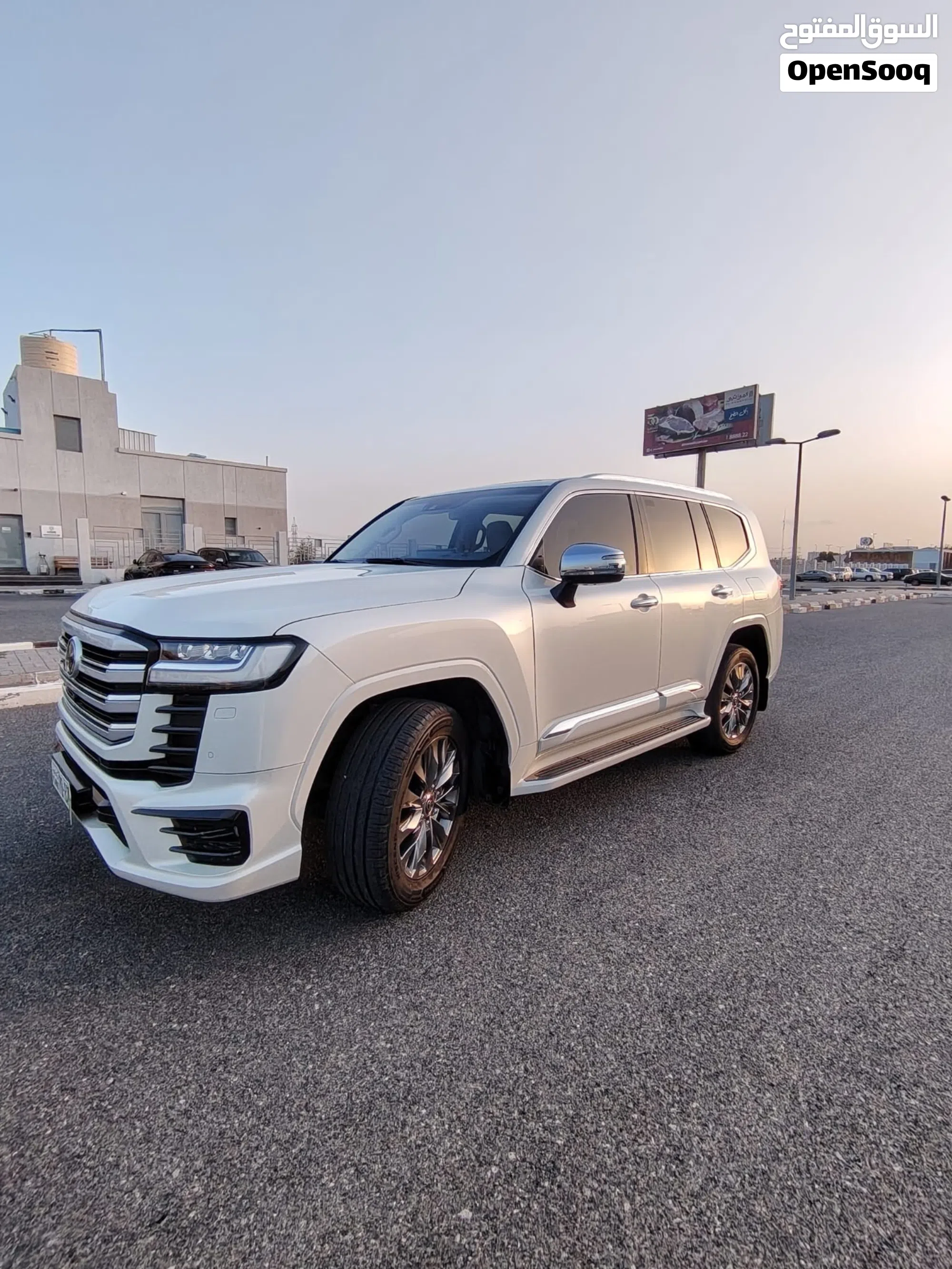 تويوتا لاند كروزر VXR 2023 فل كامل بحالة ممتازة - image 1